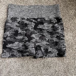 Black camo seamless scrunch butt short